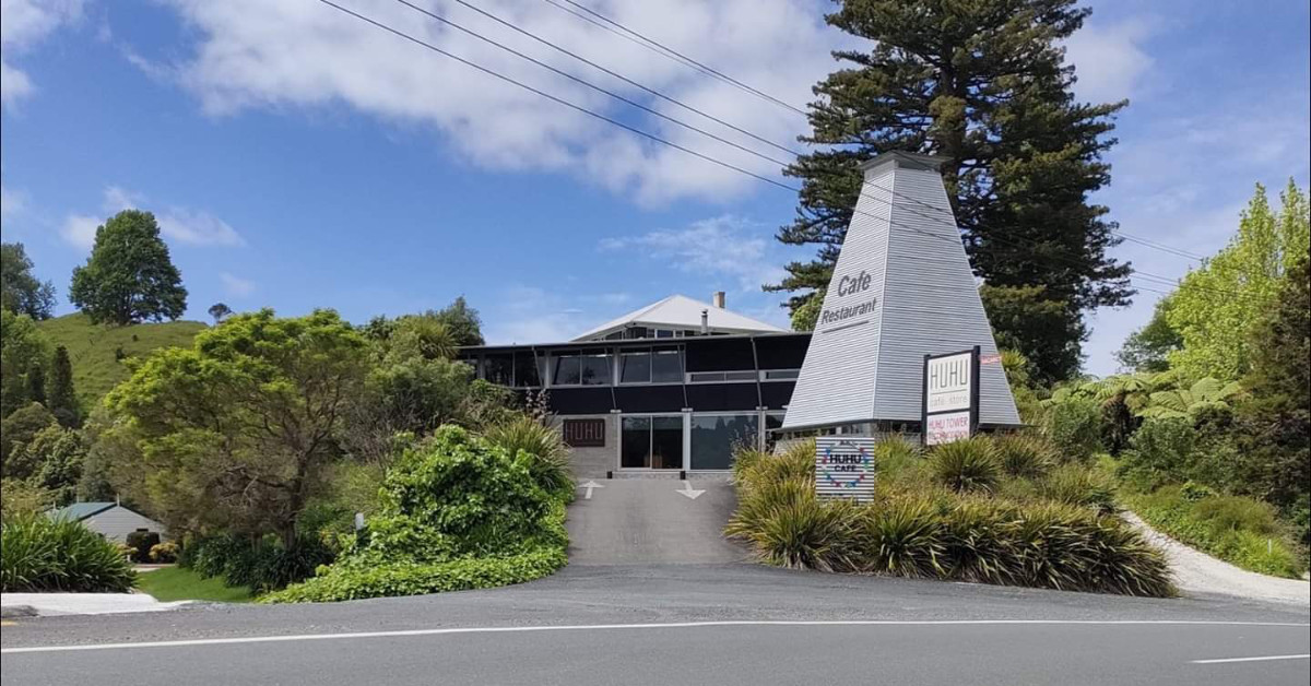 Stop at the Huhu Cafe and Restaurant